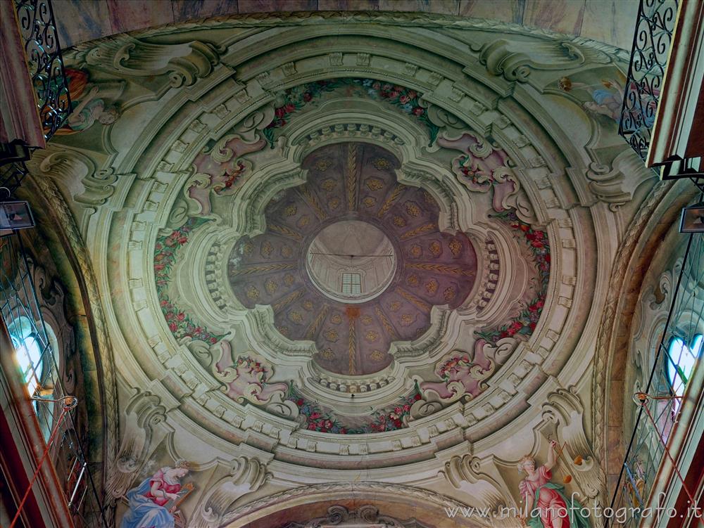 Candelo (Biella, Italy) - Trompe-l'œil frescoed dome of the Church of San Pietro